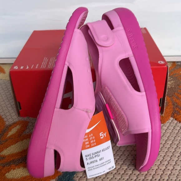 NIKE SUNRAY ADJUST 5 (GS/PS)
PSYCHIC PINK/LASER FUCHSIA Sandals - Picture 10 of 16